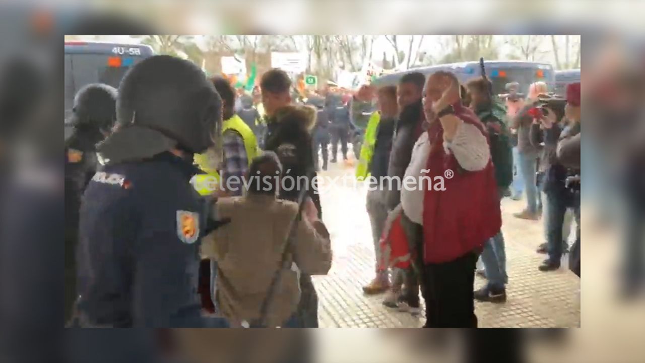 FOTO CARGA POLICIAL