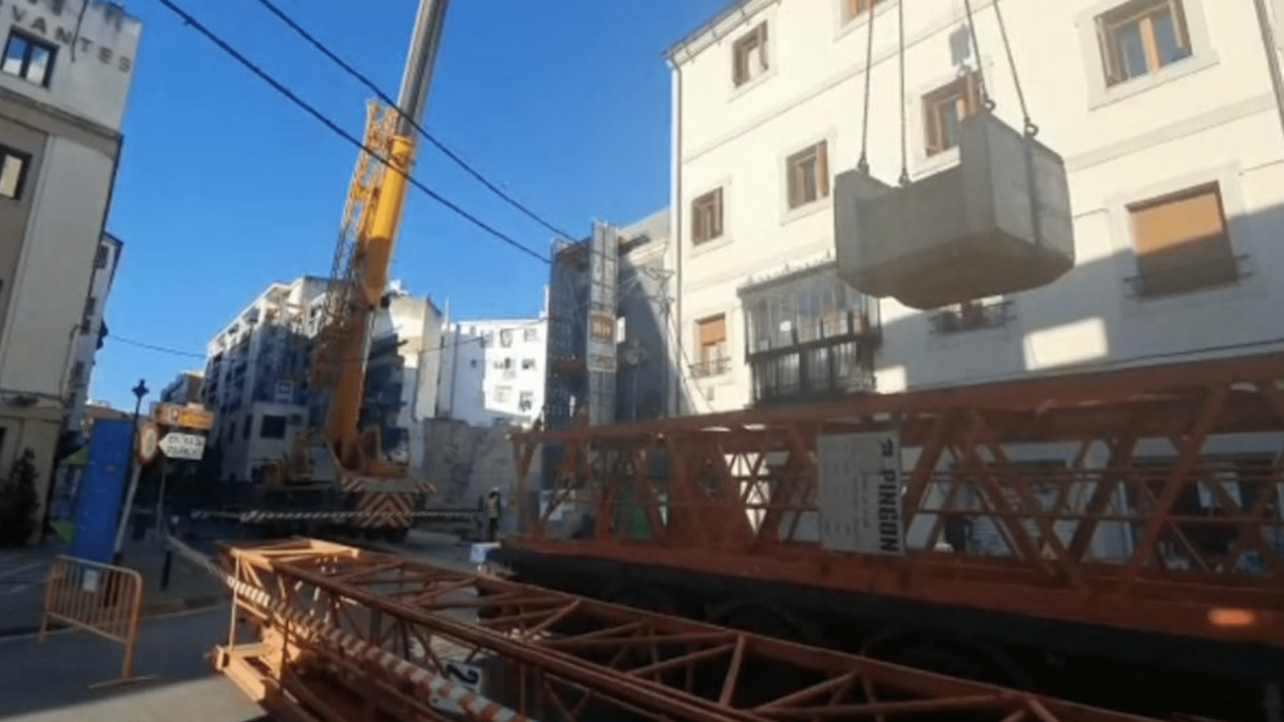Grúa en la calle Camilo José Cela Teatro María Luisa