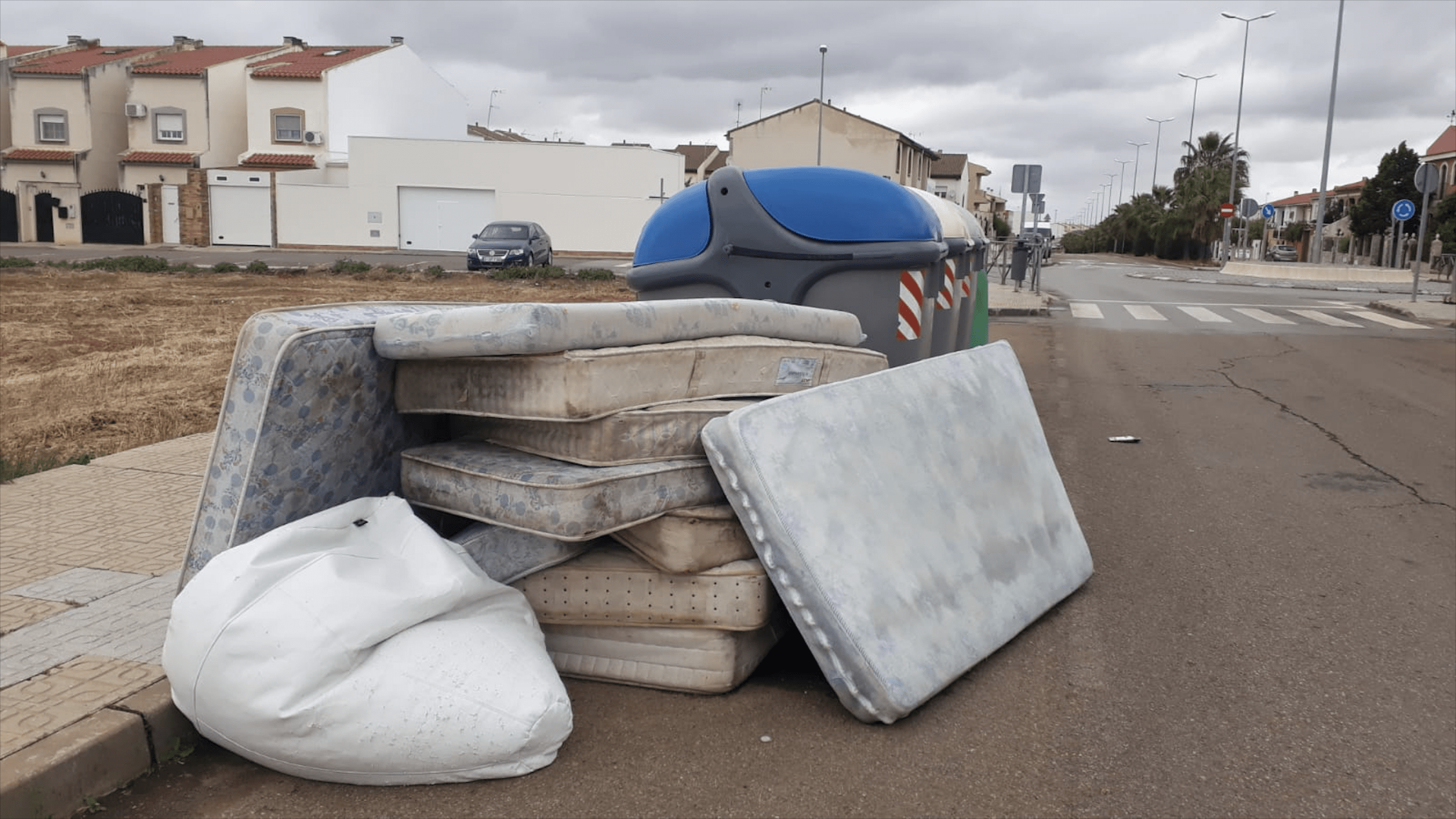 Colchones arrojados en la vía pública en Almendralejo