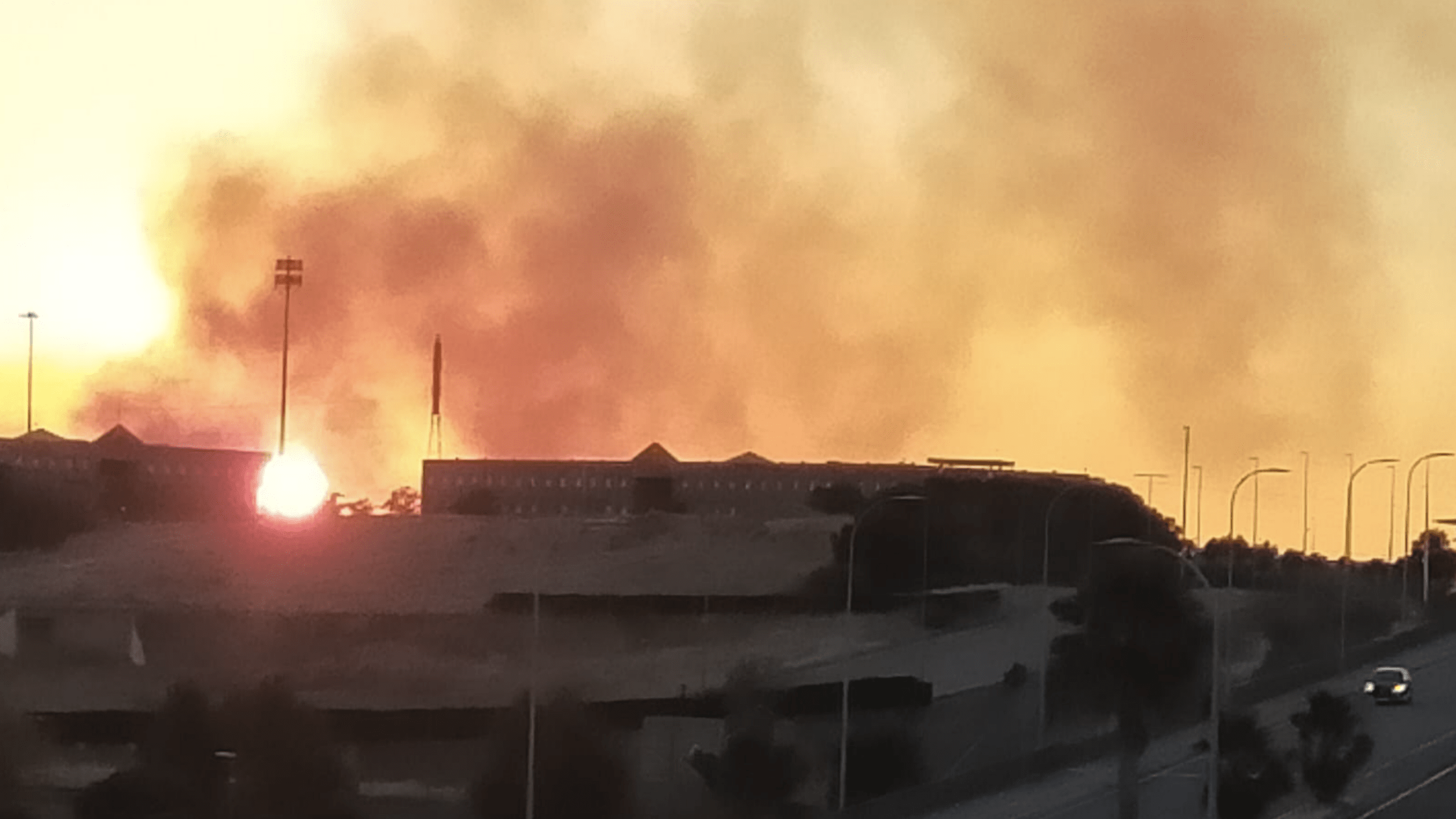 Incendio de pastos en el polígono industrial El Prado