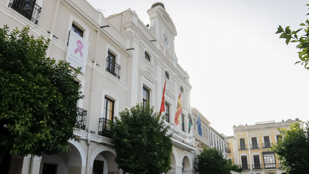 Lazo rosa en el Ayuntamiento de Mérida