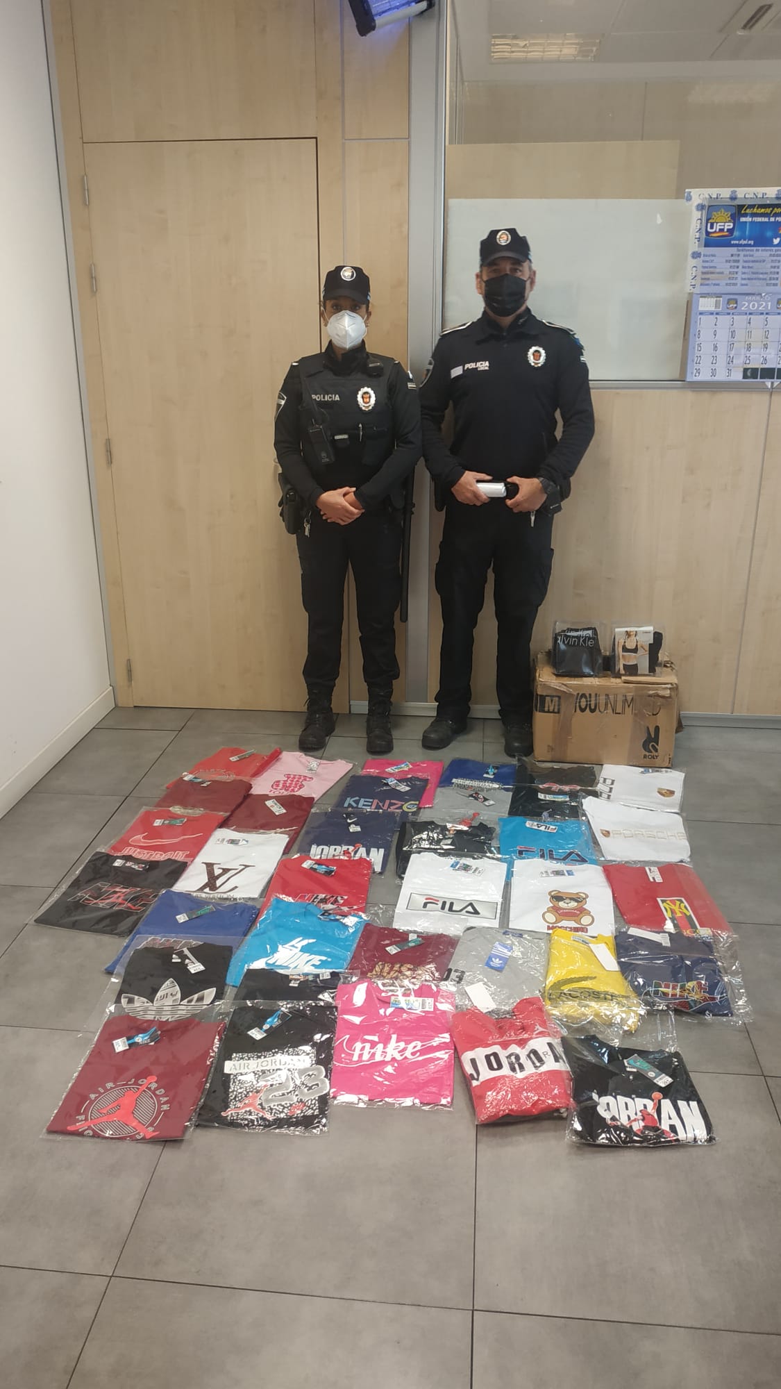 Ropas requisadas en Mercadillo