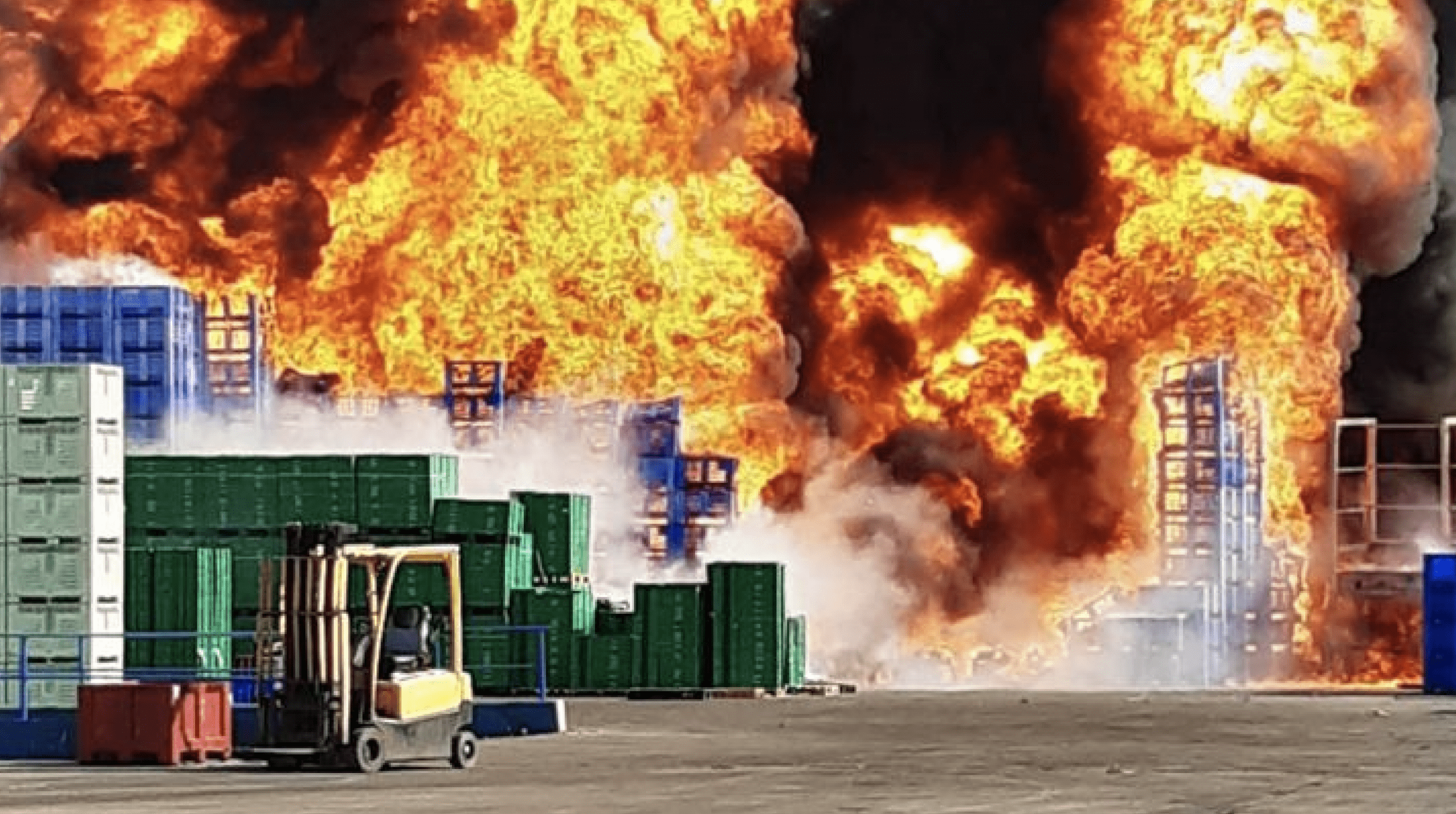 Incendio nave industrial en Mérida