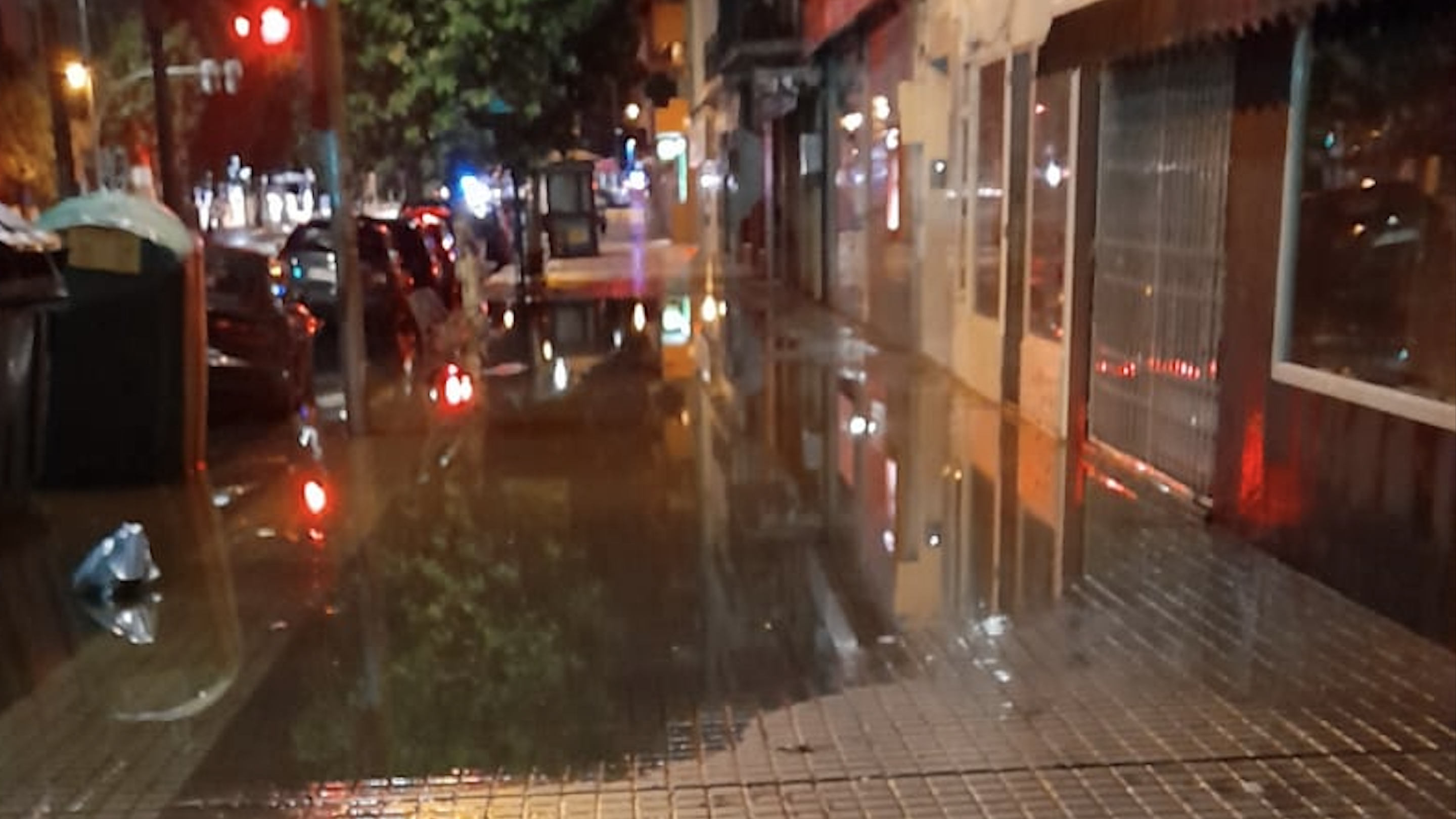 Atasco agua en avenida de Juan Carlos I