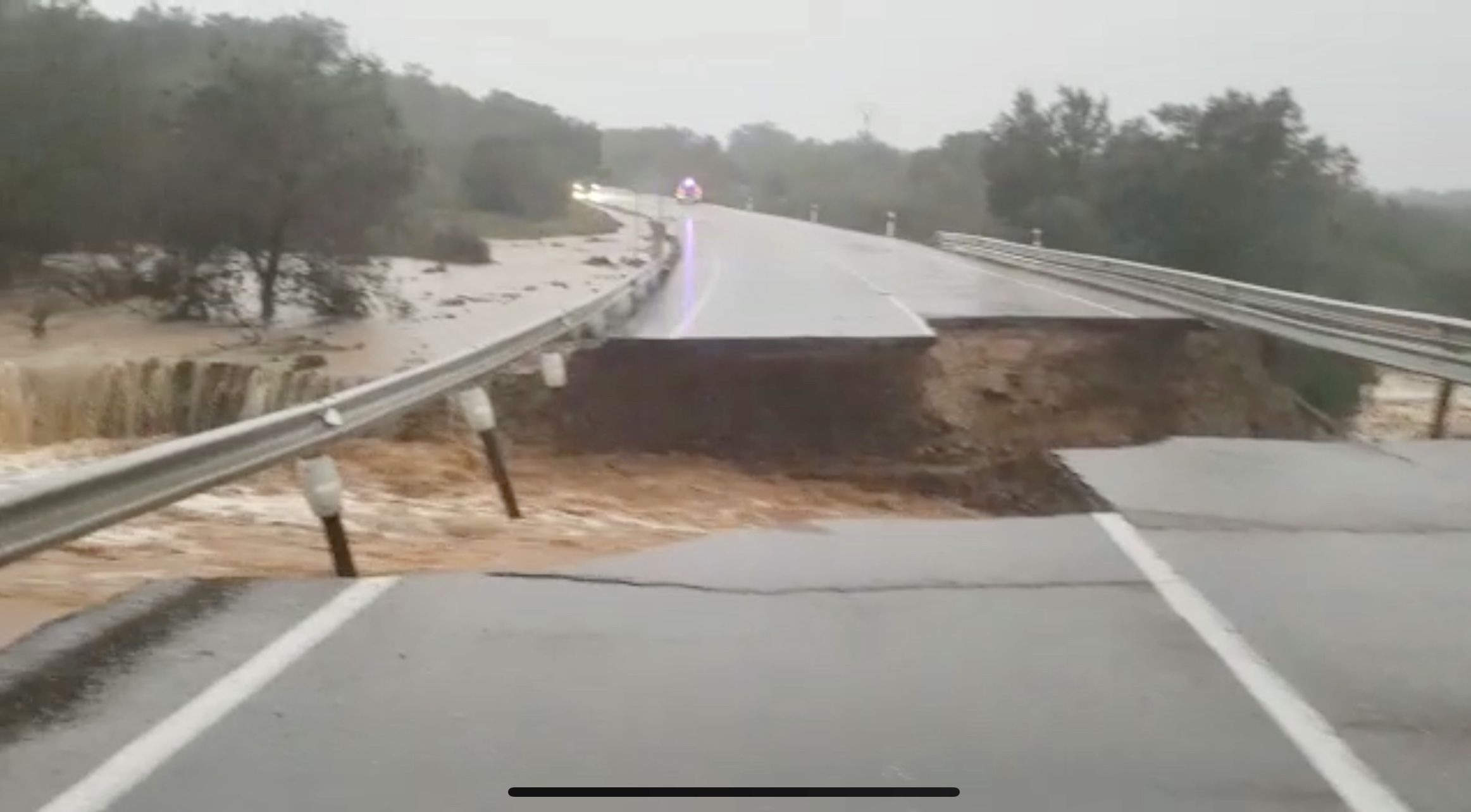 Socavón carretera Badajoz-Cáceres