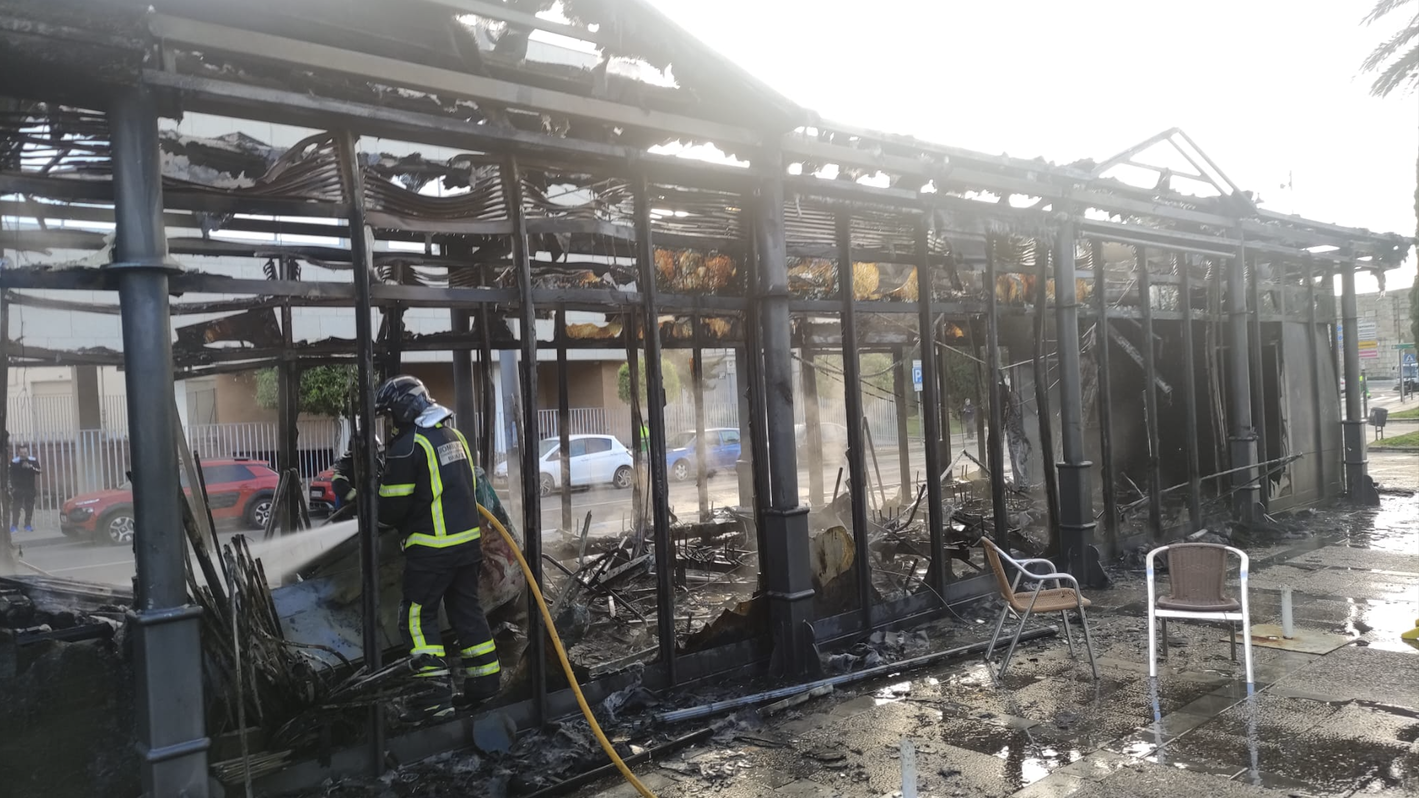 26-03-23 Incendio estación de autobuses urbanos calcinada