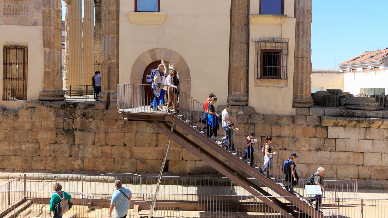TURISTA TURISMO TEMPLO DE DIANA PALACIO DE LOS CORVOS