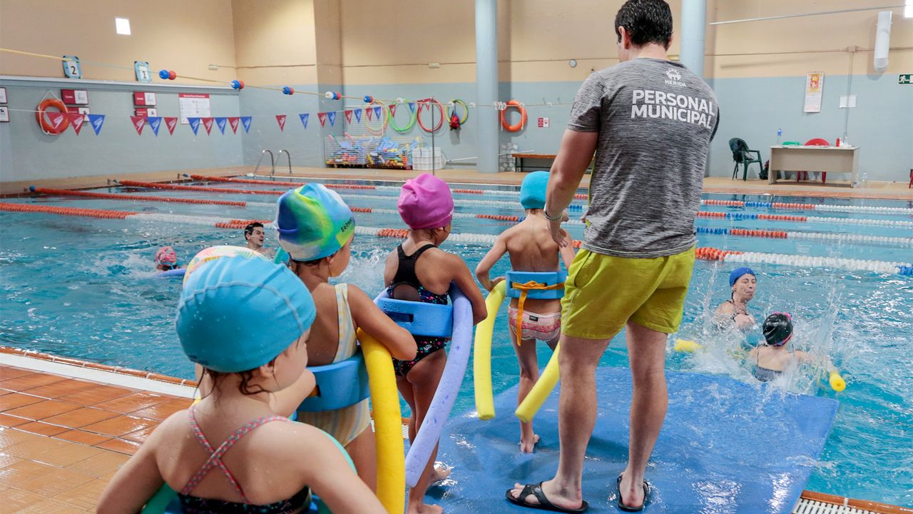 PEQUE;OS COCODRILOS NI;OS PISCINA NATACION