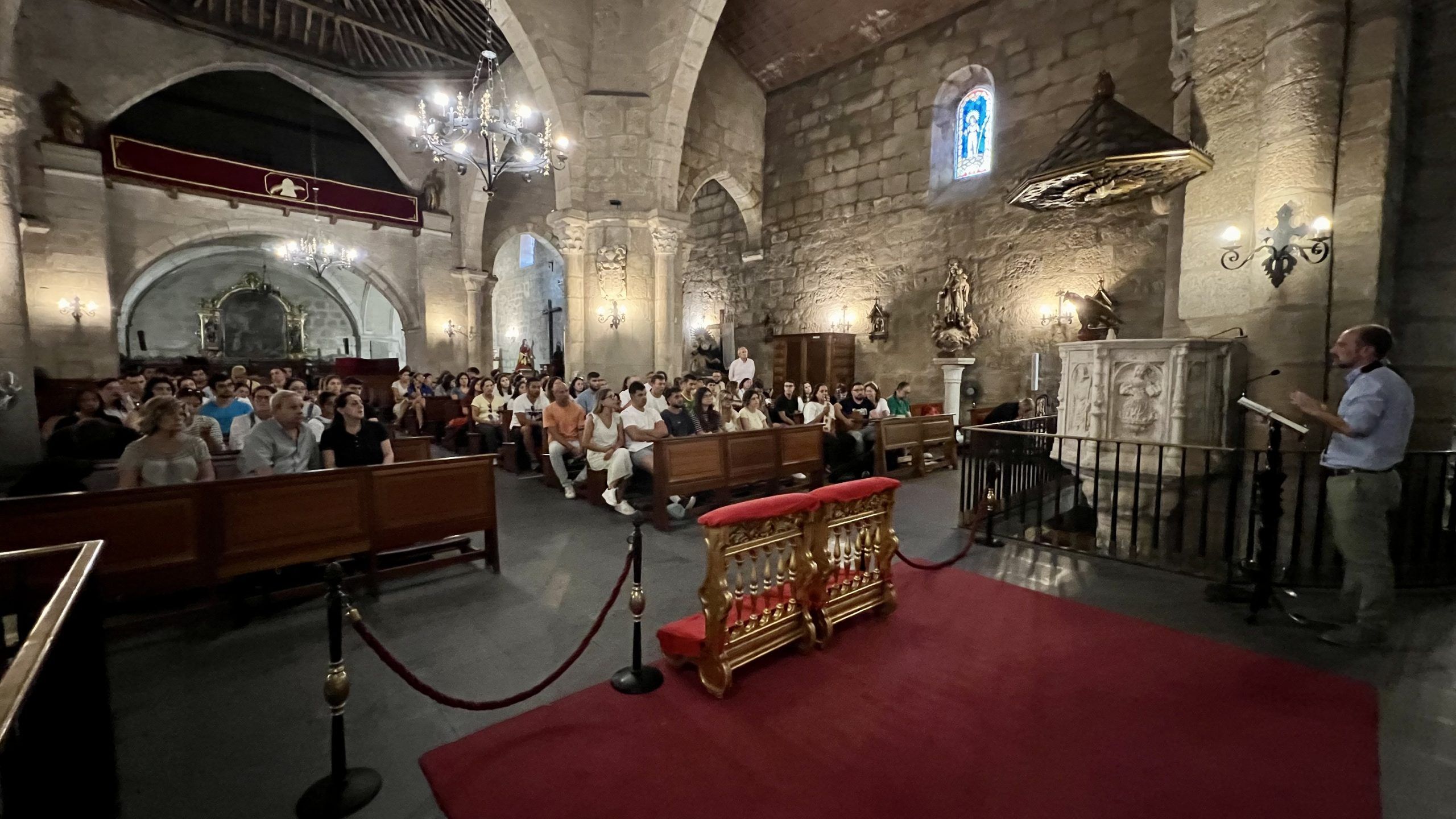 JOVENES PEREGRINOS EN SANTA EULALIA