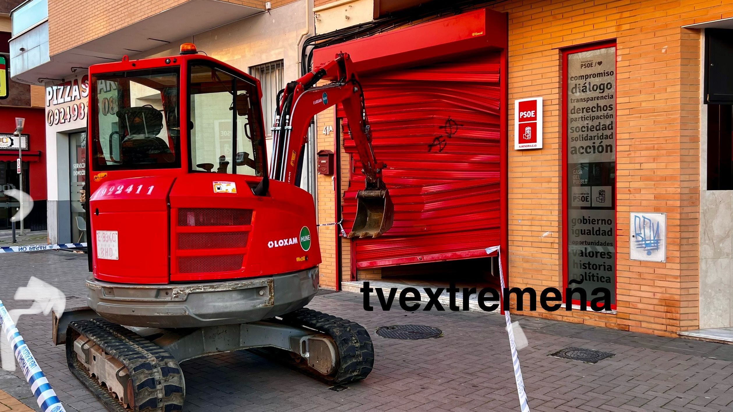 Destrozos puerta PSOE Almendralejo