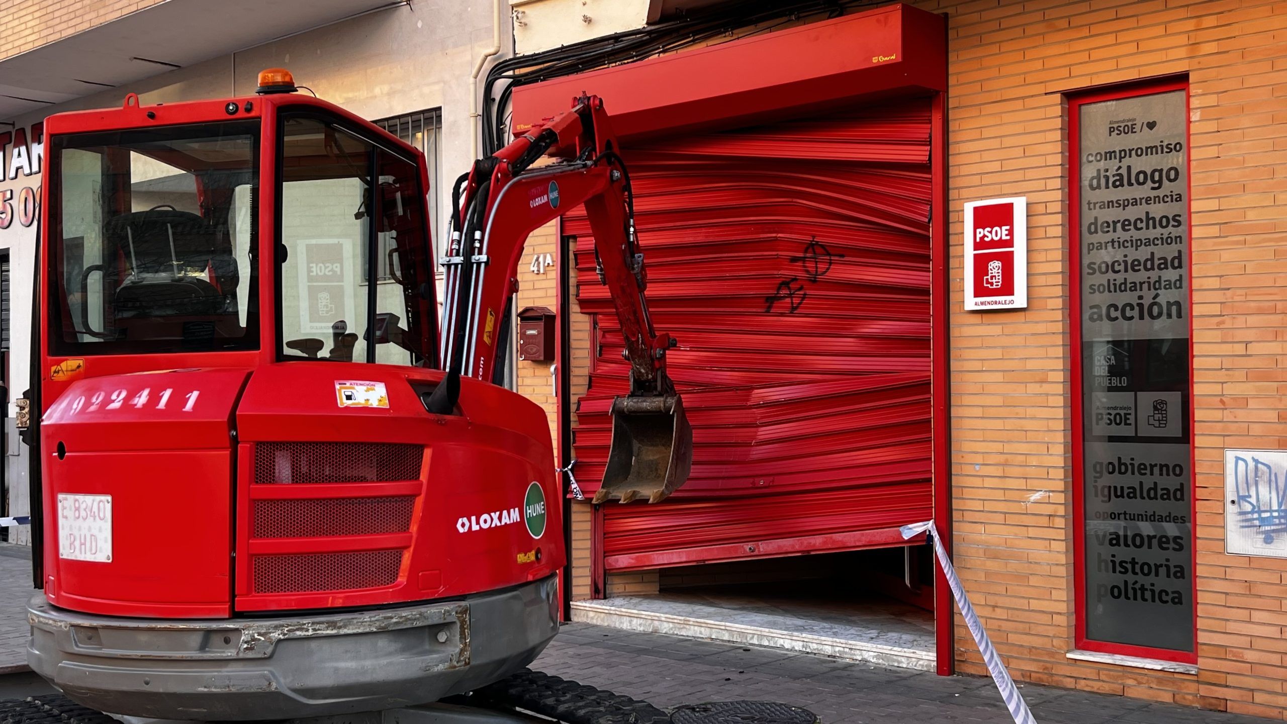 Destrozos puerta PSOE Almendralejo