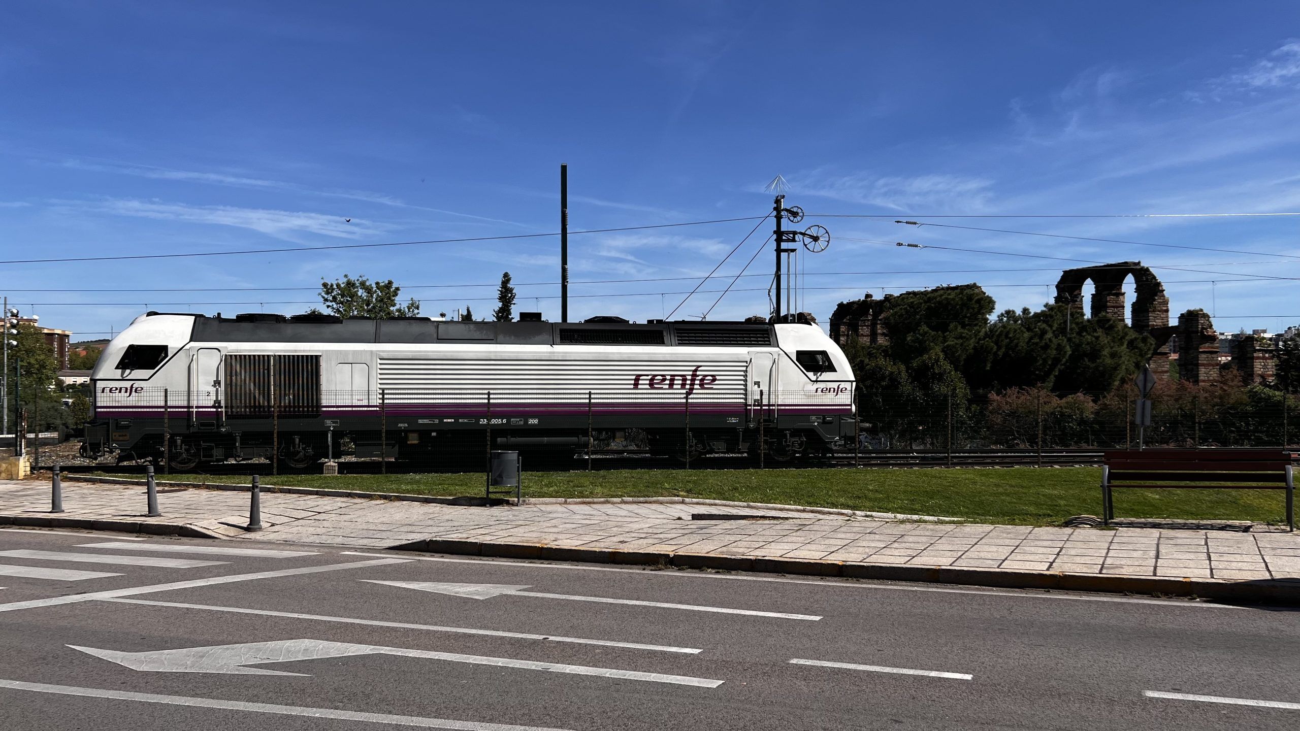 Tren ferrocarril en acueducto