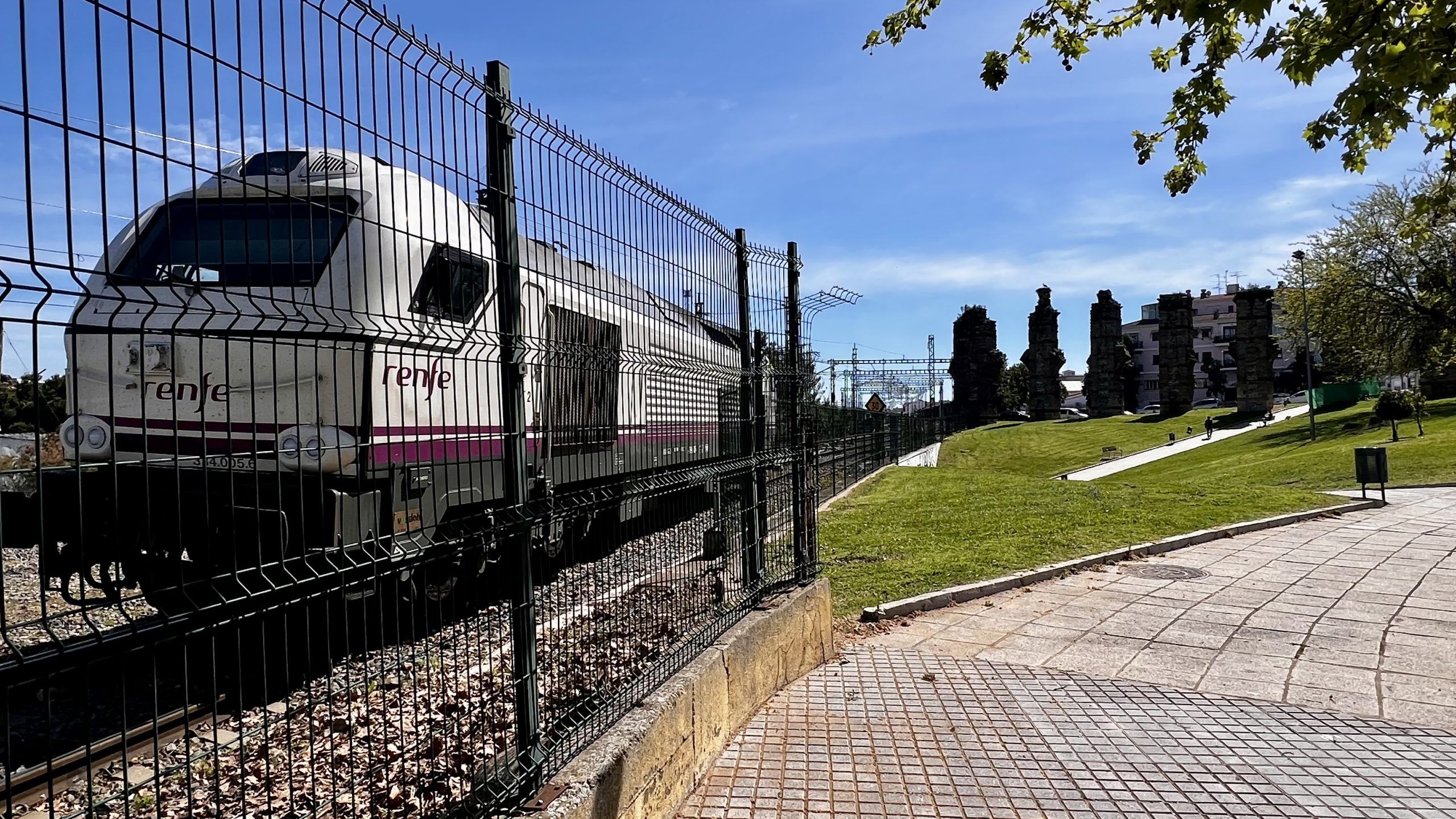 Tren ferrocarril en acueducto