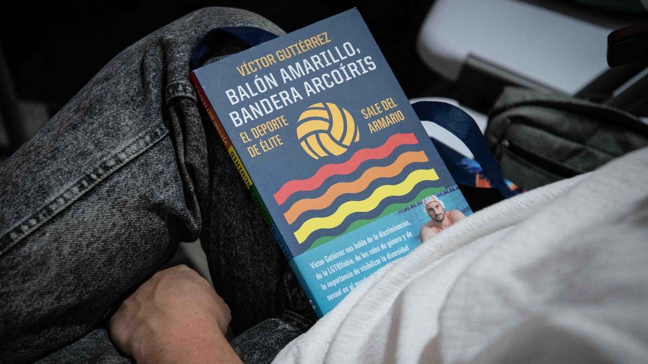 PRESENTACION LIBRO BALON AMARILLO BANDERA ARCOIRIS DE VICTOR GUTIERREZ