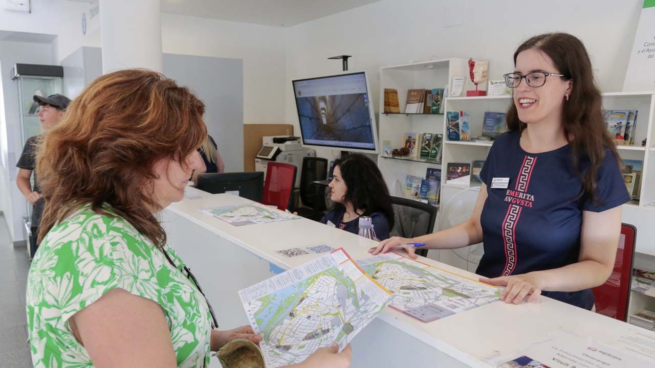 OFICINA DE TURISMO CON TURISTAS 3