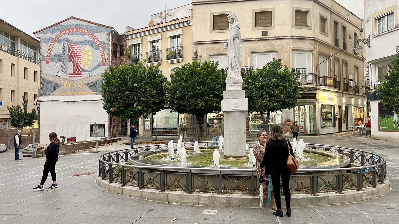 PUERTA DE LA VILLA CON SANTA EULALIA Y MOSAICO