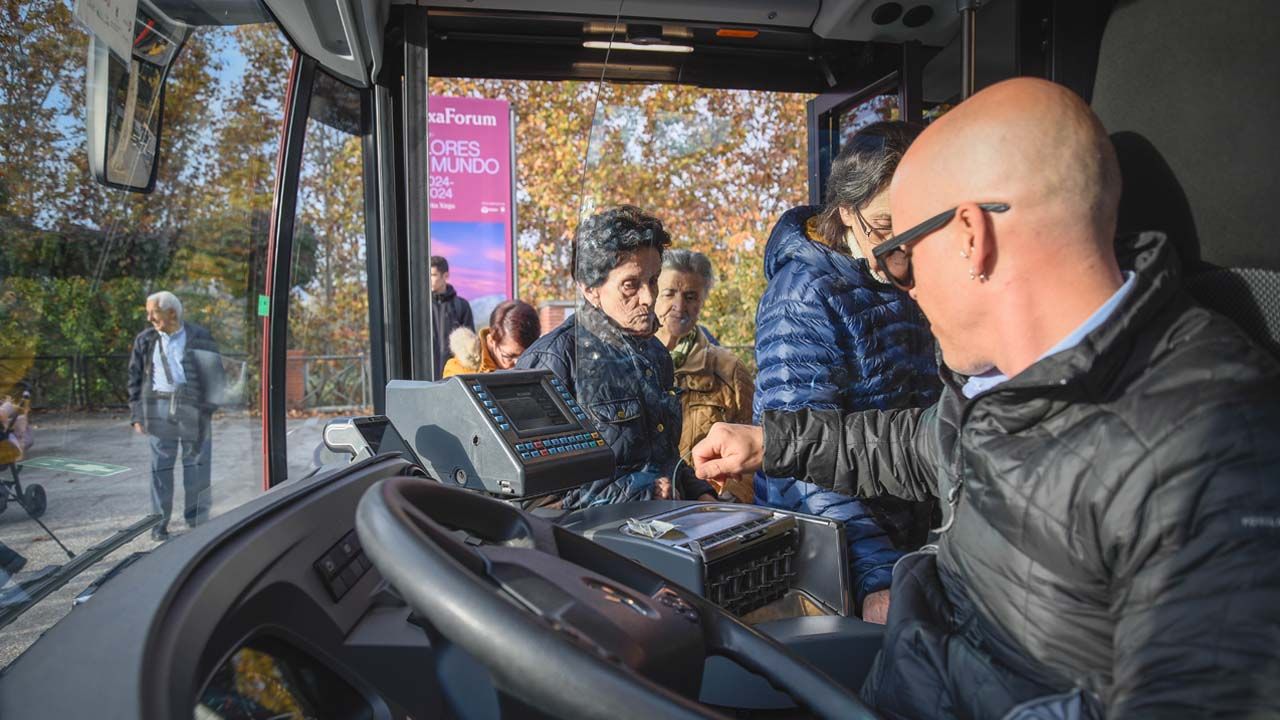AUTOBUS URBANO CONDUCTOR