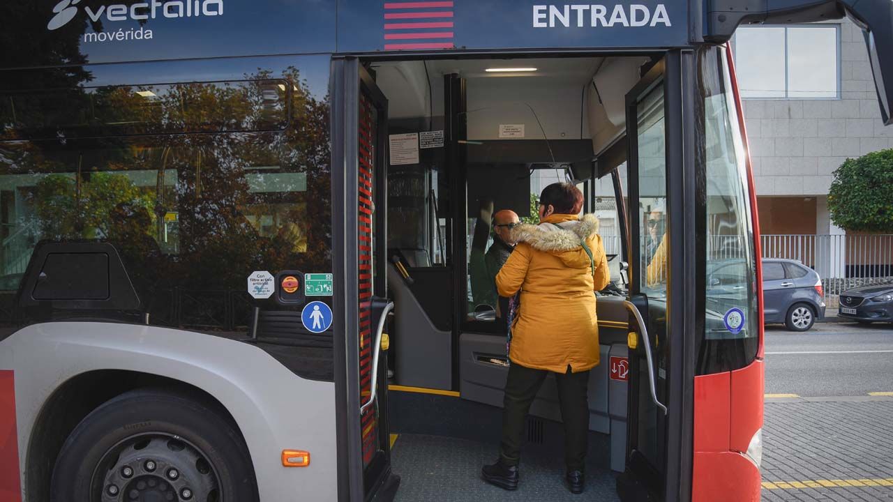AUTOBUS URBANO PASAJERA