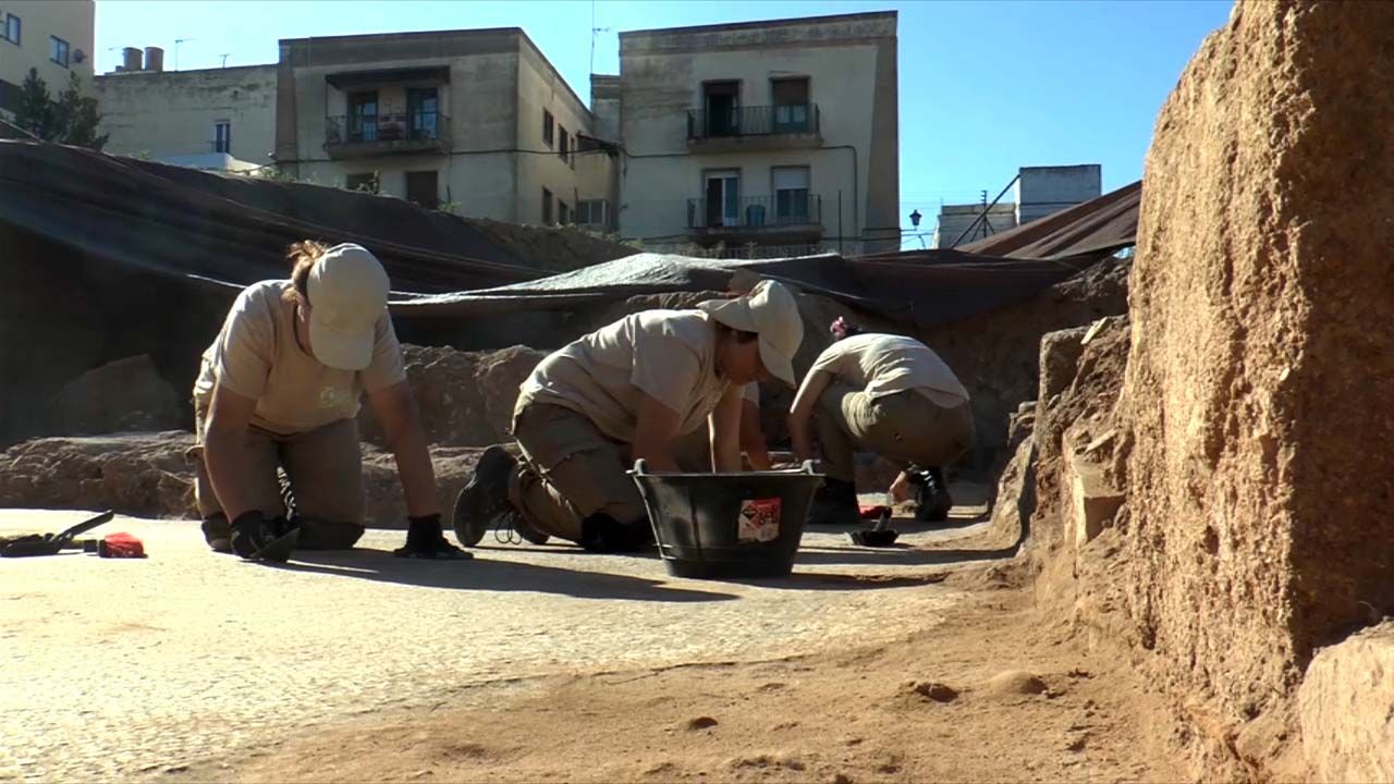 ARQUEOLOGOS EXCAVACIONES 1