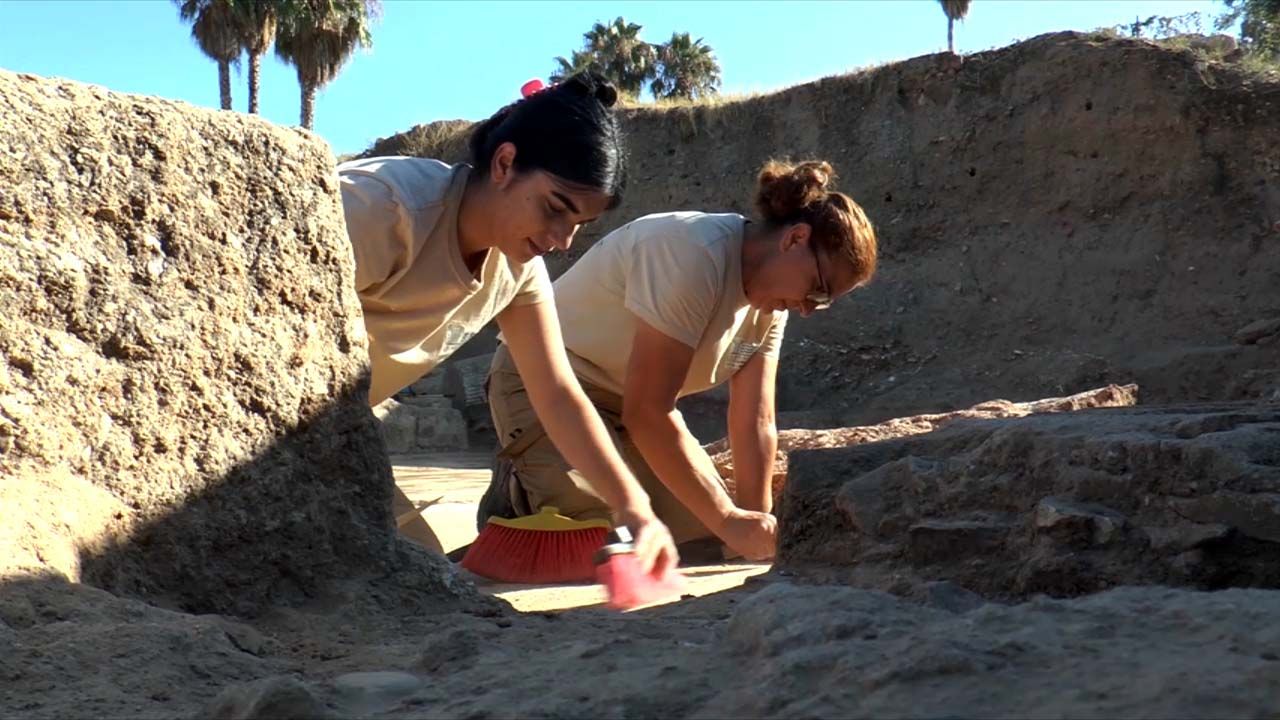 ARQUEOLOGOS EXCAVACIONES 2