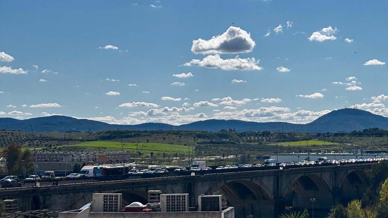 26-0-25 RETENCIONES DE COCHES EN PUENTE NUEVO FERNANDEZ CASADO