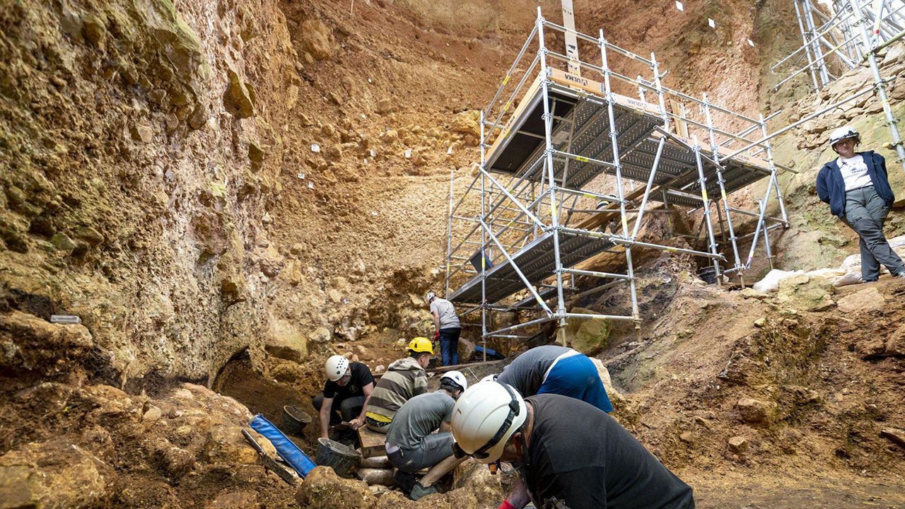 ARQUEOLOGOS TRABAJANDO EN LA SIMA DEL ELEFANTE DE ATAPUERCA 2