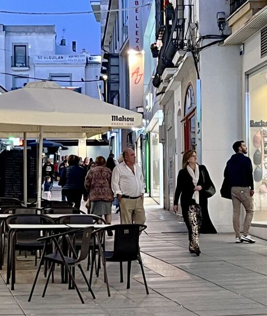 CALLE SANTA EULALIA CON GENTE 2