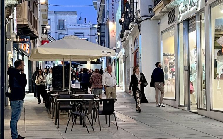 CALLE SANTA EULALIA CON GENTE 2