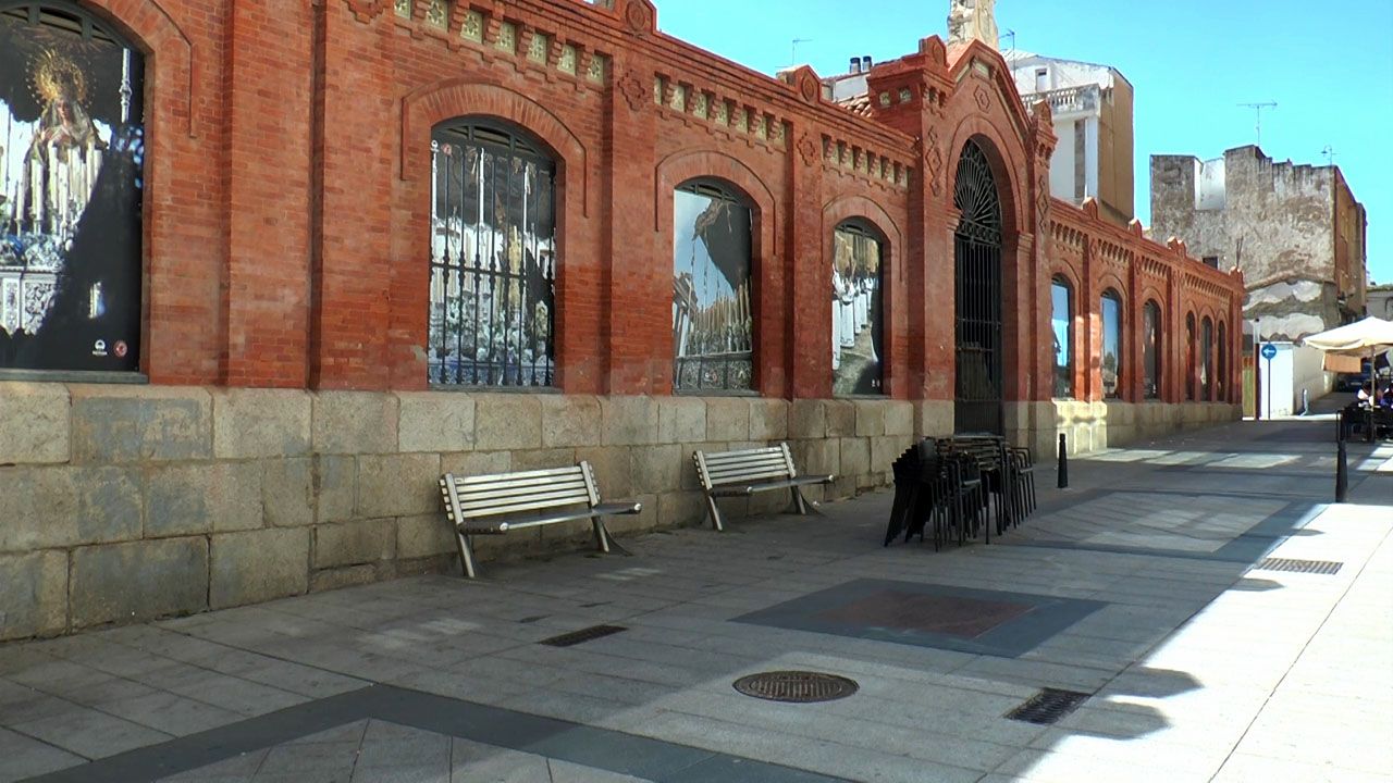 MERCADO DE CALATRAVA CON IMAGENES DE SEMANA SANTA