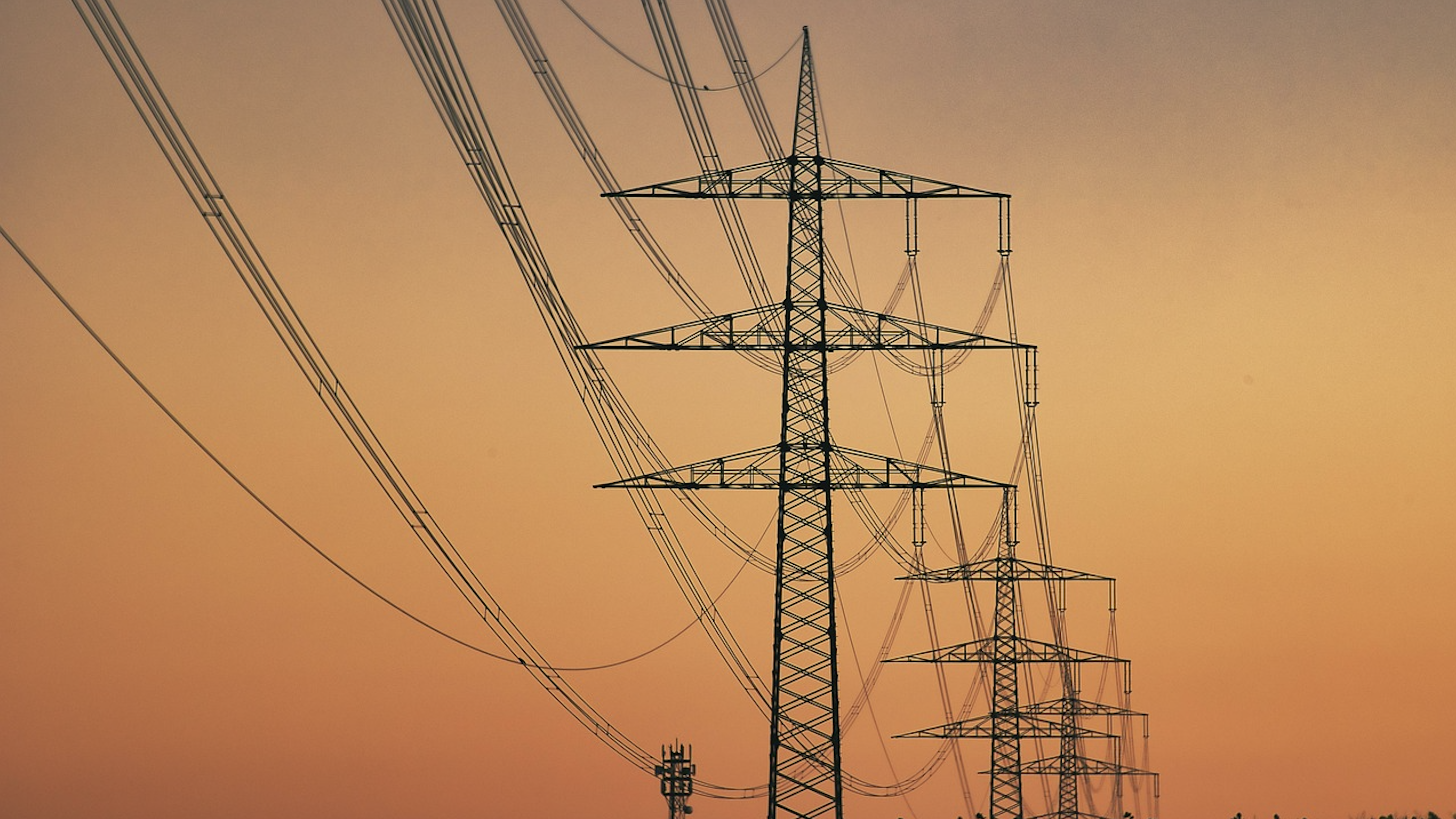 Torre de alta tensión eléctrica luz
