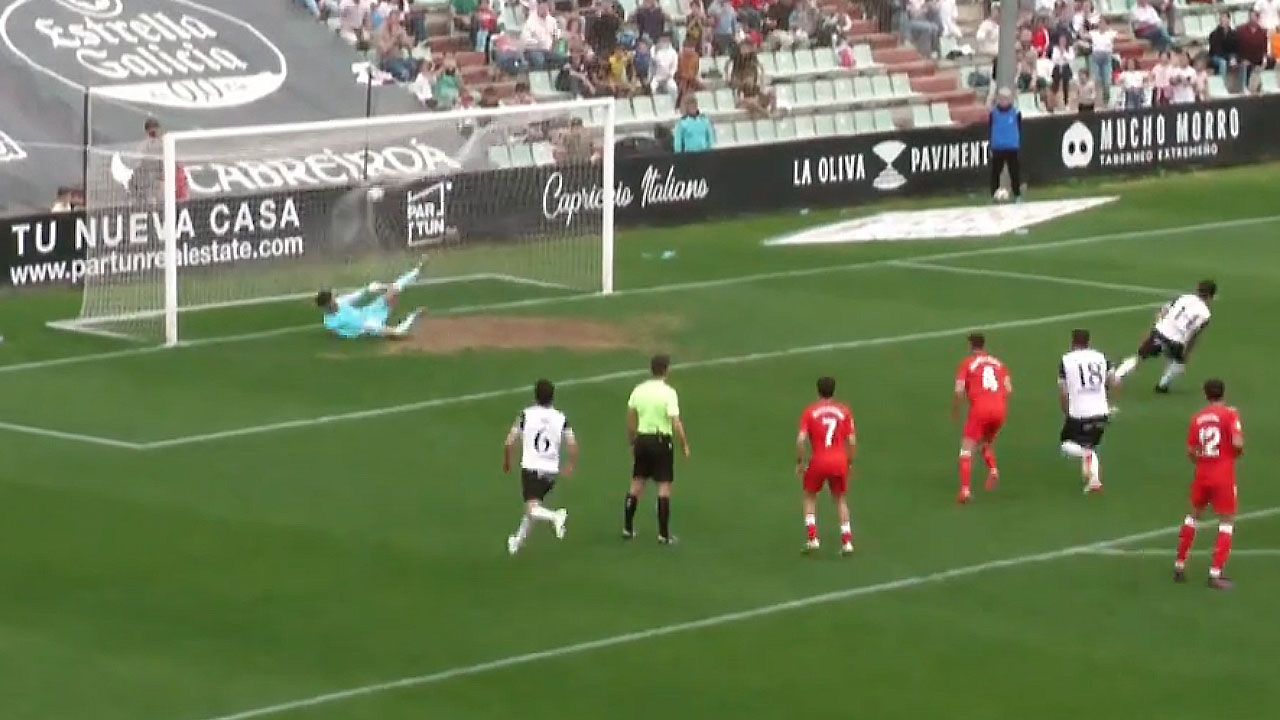 PENALTI DEL MERIDA ANTE EL SEVILLA AT