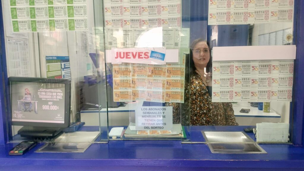 Administración de Lotería número 2 de Mérida con dueña de fondo