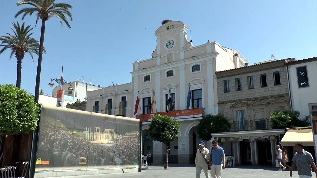 AYUNTAMIENTO DE MERIDA FACHADA CON TELON KIOSKO