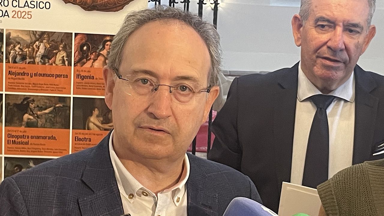 JESUS CIMARRO CON DIRECTOR PARADOR DE TURISMO DE MERIDA