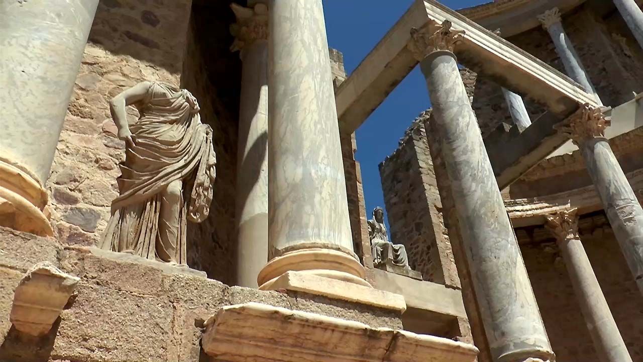 TEATRO ROMANO CON CERES Y ESTATUA