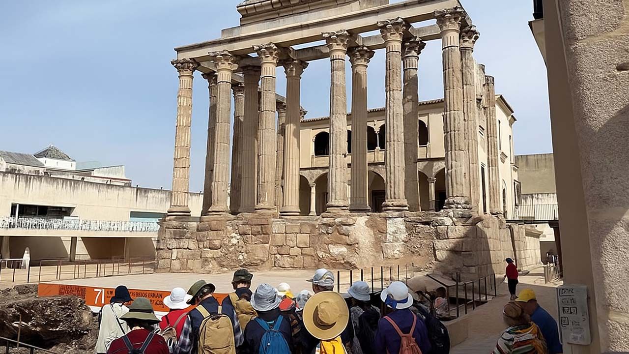 TEMPLO DE DIANA ESQUINA CON TURISTAS JAPONESES