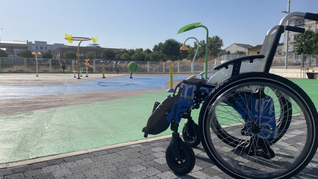 SILLA RUEDAS EN CIUDAD DE LA INFANCIA