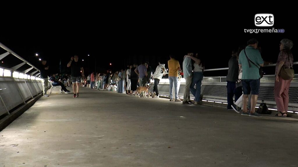 PUENTE LUSITANIA NOCHE GENTE FUEGOS