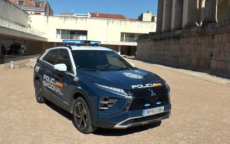 COCHE POLICIA NACIONAL EN TEMPLO DE DIANA