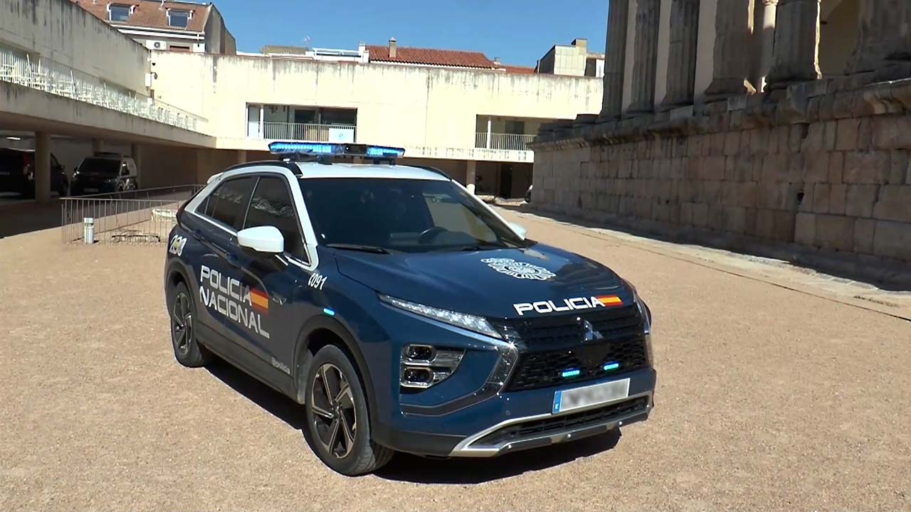 COCHE POLICIA NACIONAL EN TEMPLO DE DIANA