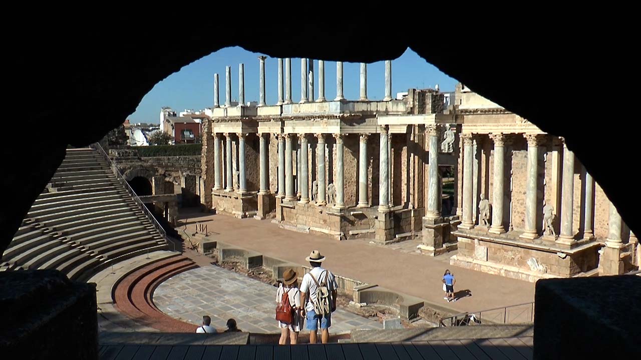 TEATRO ROMANO TURISTAS VISITANTES