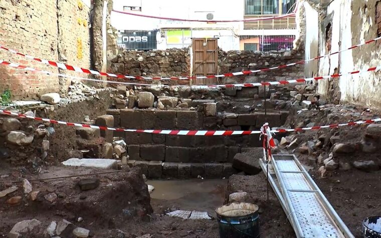 MURALLA MEDIEVAL CALLE JOHN LENNON 1