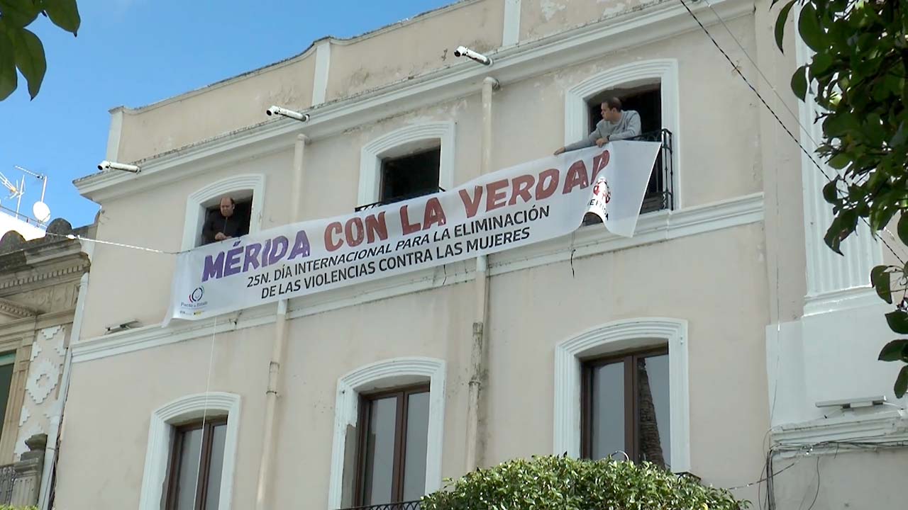 PANCARTA MERIDA CON LA VERDAD 25N