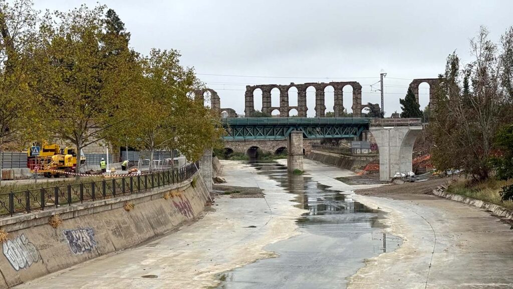 VIADUCTO DE ADIF AVE SOBRE EL RIO ALBARREGAS 1