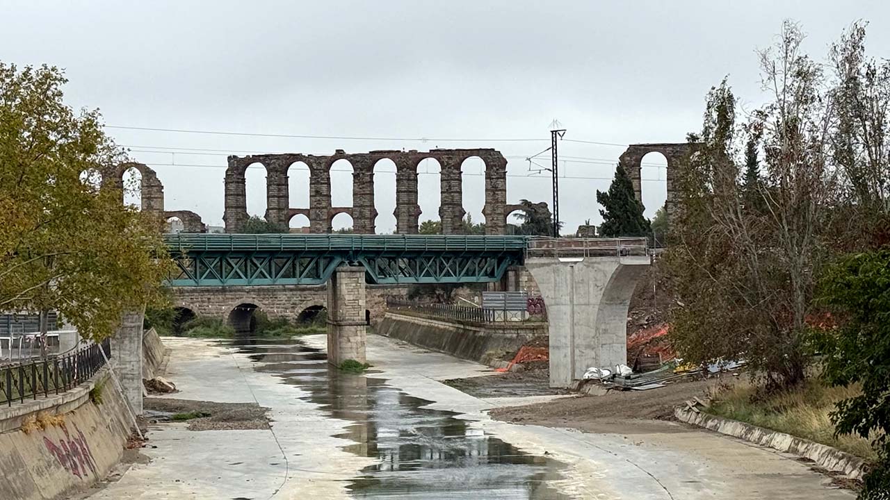 VIADUCTO DE ADIF AVE SOBRE EL RIO ALBARREGAS 2