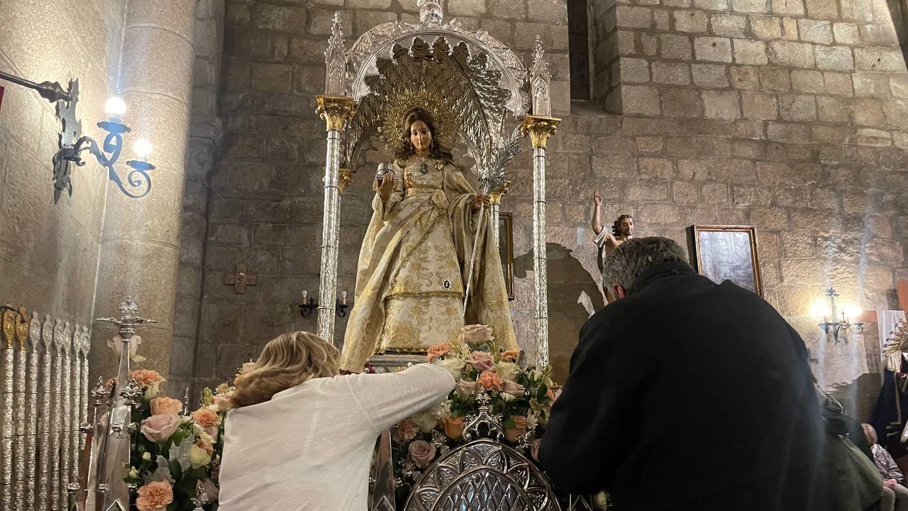 Santa Eulalia entronizada para procesión en su Basílica