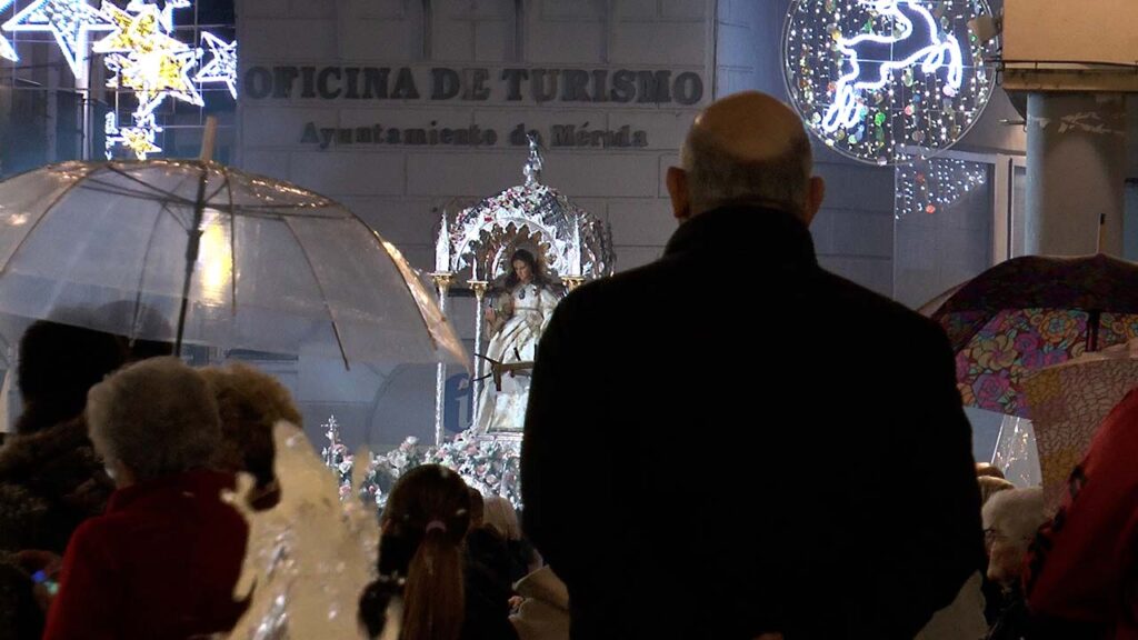 SANTA EULALIA PUERTA DE LA VILLA CON GENTE