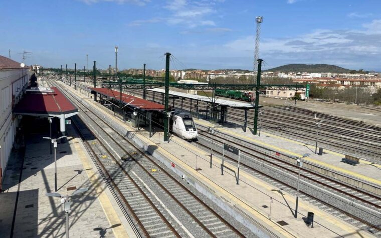 ESTACION DE TREN FERROCARRIL MERIDA PLAYA DE VIAS 2