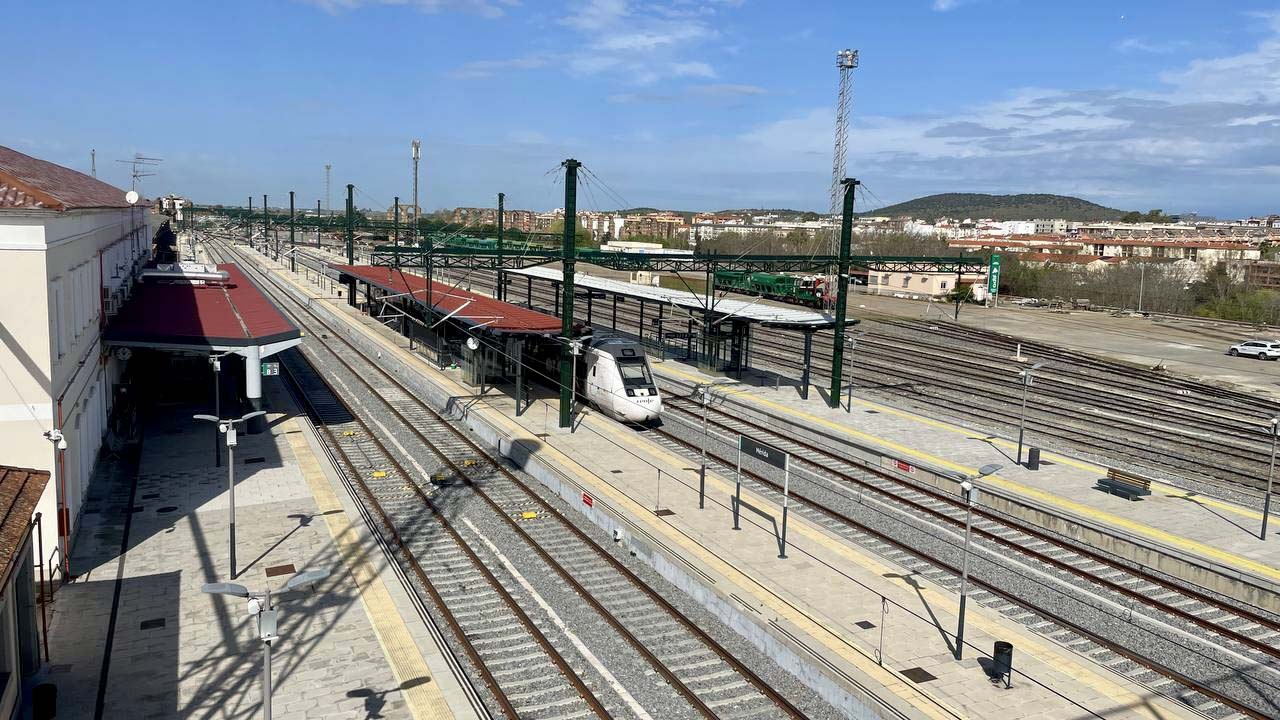 ESTACION DE TREN FERROCARRIL MERIDA PLAYA DE VIAS 2