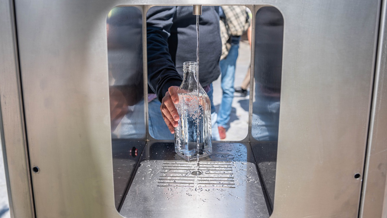 PRIMERA FUENTE DE AGUA REFRIGERADA PARA BOTELLAS 2